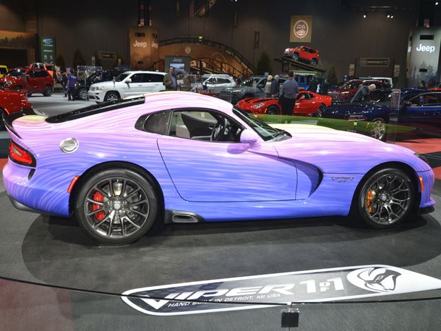 Разноцветный психоделичный Dodge SRT Viper GTC на выставке в Чикаго